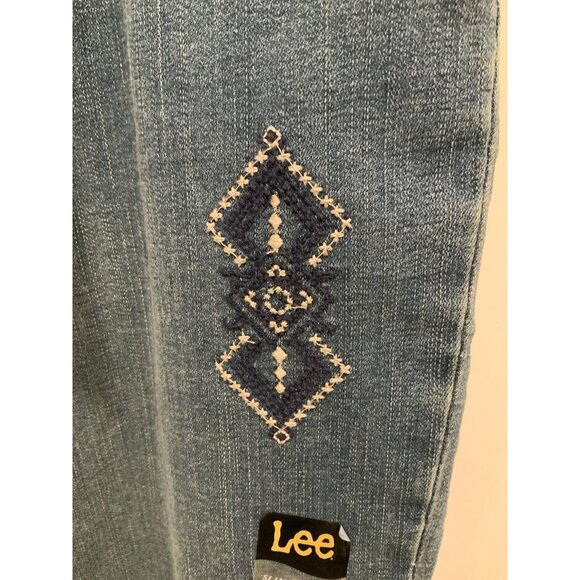 Lee Jeans 12M Ladies Platinum Label Slimming Fit Capri Embroider Soho Color NWT - Picture 4 of 10
